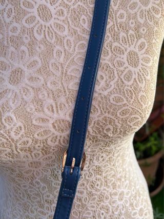 Bolso bandolera Guess denim tachuelas