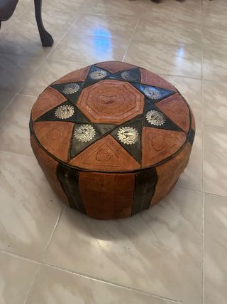 Puf redondo de cuero marrón y plateado