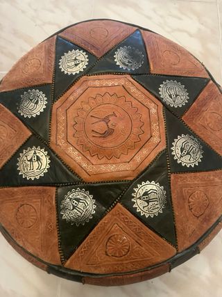 Puf redondo de cuero marrón y plateado