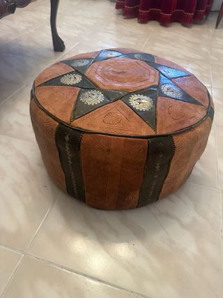 Puf redondo de cuero marrón y plateado