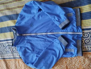 Chaqueta infantil gris con botones