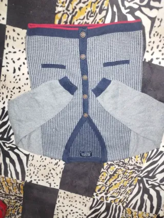 Chaqueta infantil gris con botones