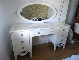 Tocador blanco con espejo ovalado