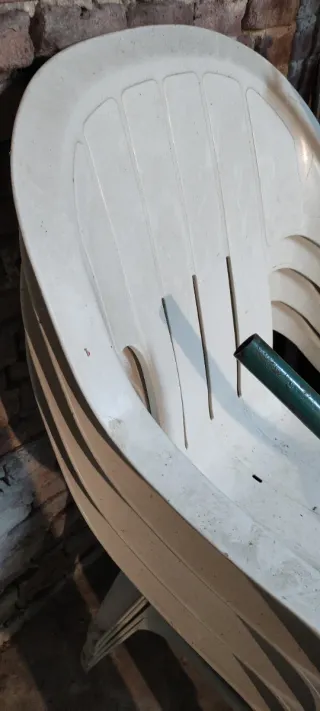 Sillas de plástico blancas