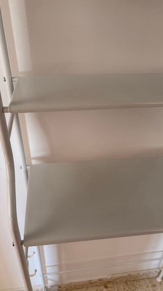 Estantería de metal blanca