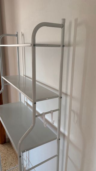 Estantería de metal blanca