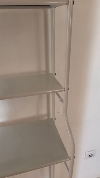 Estantería de metal blanca