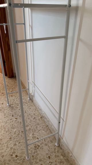 Estantería de metal blanca