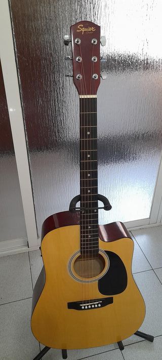 Guitarra Electroacústica Squire con Fishman