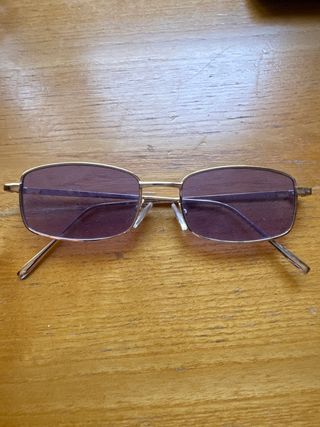 Gafas doradas con lentes morados