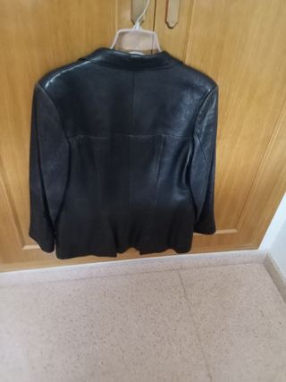 Dos chaquetas de piel negras