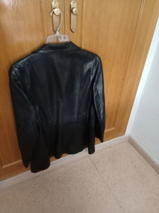 Dos chaquetas de piel negras