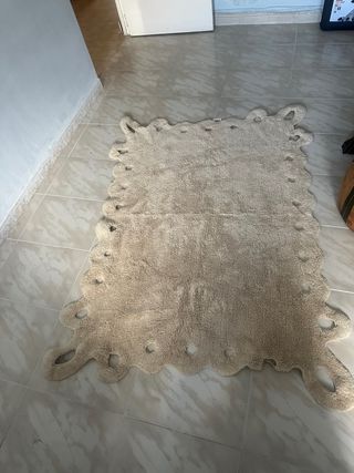 Alfombra beige de tela con diseño