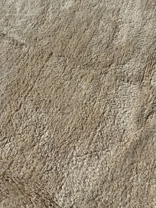 Alfombra beige de tela con diseño