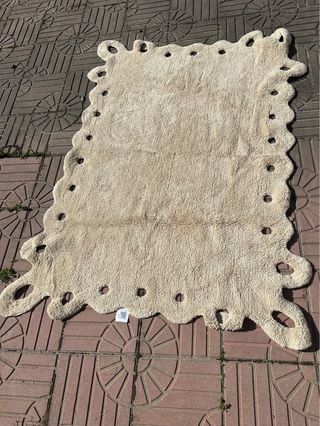 Alfombra beige de tela con diseño