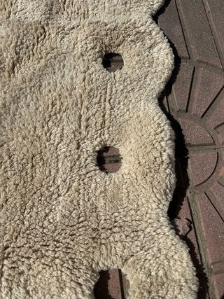 Alfombra beige de tela con diseño