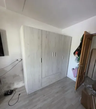 Armario modular blanco con puertas