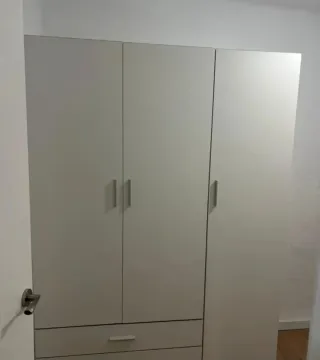 Armario modular blanco con puertas