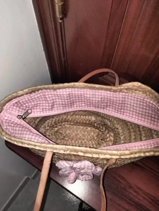 Bolso de paja con flor rosa