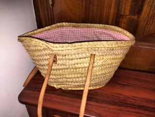 Bolso de paja con flor rosa