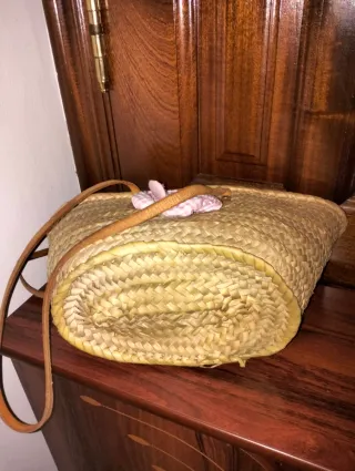 Bolso de paja con flor rosa