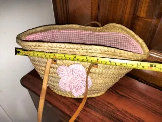 Bolso de paja con flor rosa