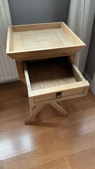 Mesita de noche de madera