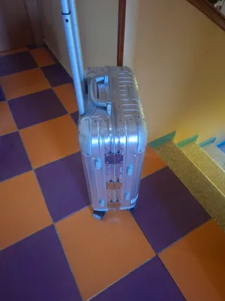 Maleta Rimowa gris de aluminio