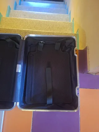 Maleta Rimowa gris de aluminio