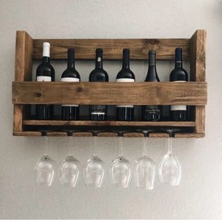 Botellero madera de pallet con soporte para copas.