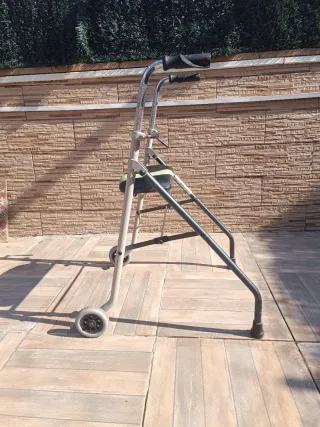 Andador con asiento y ruedas