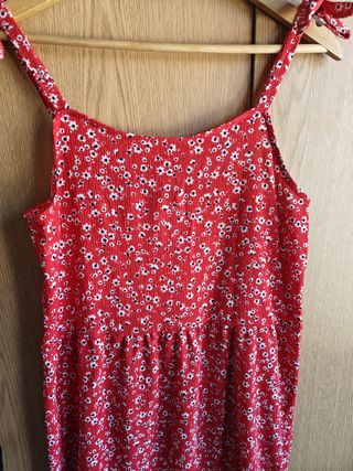 Vestido vermelho com flores brancas
