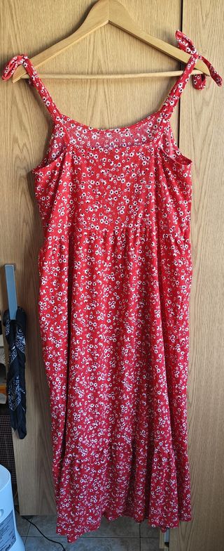 Vestido vermelho com flores brancas