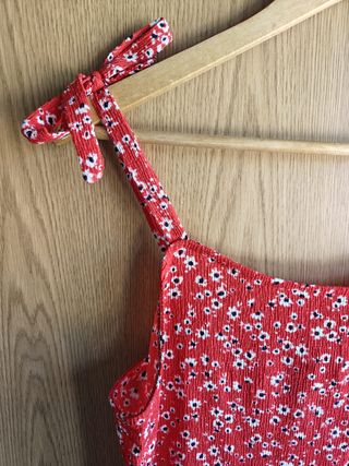 Vestido vermelho com flores brancas