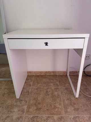Escritorio blanco con cajón