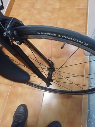 Bicicleta de carretera negra