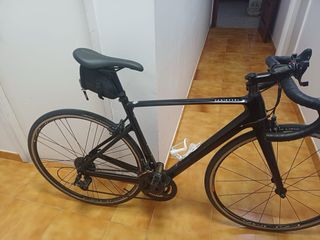 Bicicleta de carretera negra