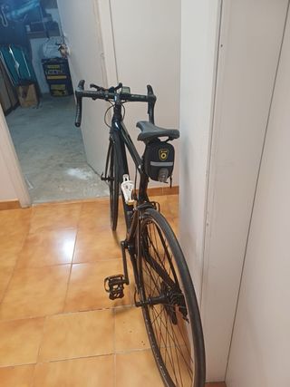 Bicicleta de carretera negra
