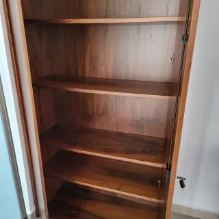 Armario de madera con baldas