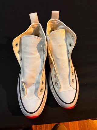 Converse blancas con detalle de corazón
