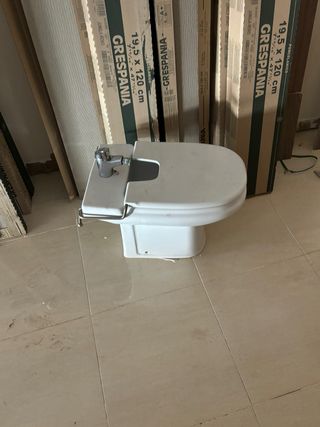 Bidé blanco de cerámica