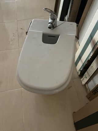 Bidé blanco de cerámica