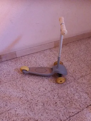 Patinete infantil gris y amarillo