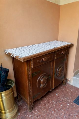 Mueble auxiliar de madera tallada