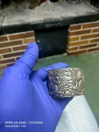 Servilletero de plata con diseño floral