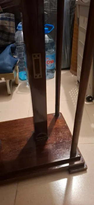 Mesa antigua de madera y cristal