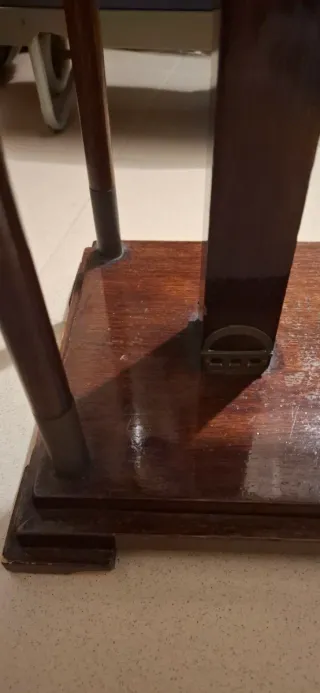 Mesa antigua de madera y cristal