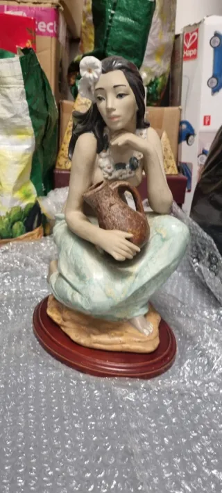 Escultura mujer hawaiana con cántaro