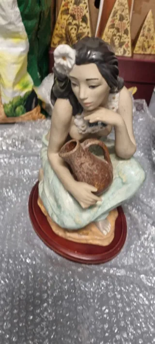 Escultura mujer hawaiana con cántaro