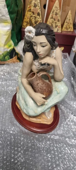Escultura mujer hawaiana con cántaro